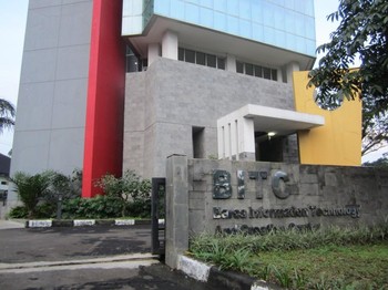    Gedung dengan ornamen kuning dan merah, berlokasi di Jl. MHS Mintareja, Cimahi, Bandung ini adalah Baros Information Technology Creative Cimahi (BITC). Ada apa di dalamnya?