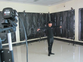 Menarik melihat cara kerja para animator ini, dari mulai tahap pra produksi, produksi, hingga post produksi. Salah satunya, memperhatikan bagaimana mereka menciptakan gerakan menggunakan sejenis pakaian bersensor bernama motion capture.