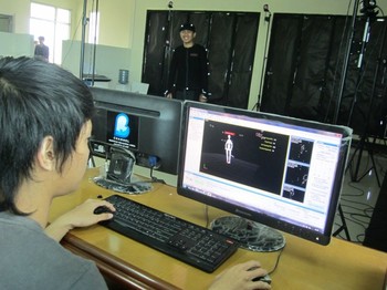 Perhatikan, salah satu artis mengenakan motion capture, membuat gerakan. Sensor dan kamera akan menangkap gerakan. Selanjutnya, rekaman gerakan ini nantinya akan dimasukkan ke dalam karakter animasi.