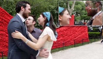     Saat mencoba merekam pasangan pengantin yang tengah bermesraan. Mau tak mau, fotografer Google Glass ini harus merapatkan diri dengan pasangan tersebut, sehingga malah bikin risih. (kredit foto: Grovo)