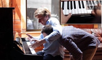 Bahkan untuk memotret tuts piano harus benar-benar fokus menunduk kebawah. (kredit foto: Grovo)