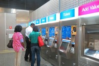 Masuk ke stasiun, kita akan melihat mesin tiket laksana ATM dan penumpang tinggal memilih jenis tiket yang akan dibeli. Ada tiket untuk 9 zona yang makin jauh makin mahal, Day Rider untuk dipakai seharian, Family Rider untuk ramai-ramai, tiket pelajar dan manula (Fitraya/detikTravel)