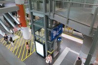 Transperth memang memberikan perjalanan yang mudah dan praktis. Begitu praktisnya, sehingga akses untuk orang cacat, manula dan ibu hamil juga tersedia, mulai dari lift khusus sampai tempat duduk khusus di dalam gerbong kereta (Fitraya/detikTravel)