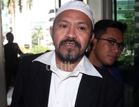 Guru spiritual artis Julia Perez itu tak mau berkomentar banyak soal pemeriksaan. Lamhot Aritonang/detikFoto.