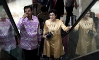 Nurul Arifin terlihat cantik dan anggun dengan busana berwarna kuning saat menghadiri rapat paripurna.