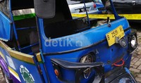 Bajaj yang tertabrak mobil itu juga rusak. Namun kondisinya masih berbentuk. Hanya kaca depan yang hancur dan beberapa bagian lampu patah. Kendaraan roda tiga bernopol B 2596 OE itu menurut pemiliknya masih bisa diperbaiki. Mulya Nurbilkis/detikcom.