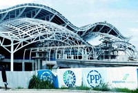 Para pekerja masih sibuk merampungkan perluasan bandara. Saat ini, bandara Ngurah Rai menampung 11 juta penumpang/tahun.