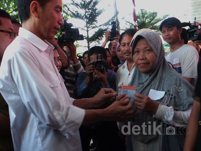 Jokowi Bagikan KJS di Puskesmas Koja