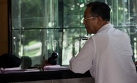 Dada Rosada langsung ke repsosionis untuk didata sedelum menjalani pemeriksaan. Lamhot Aritonang/detikFoto.