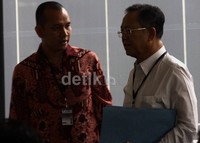 Dada diperiksa untuk empat tersangka yaitu hakim Setyabudi, Plt Kadis Pengelolaan Keuangan dan Aset Daerah Pemkot Bandung Herry Nurhayat, Ketua Ormas Gasibu Pajajaran Toto Hutagalung, dan anak buahnya, Asep Triana. Lamhot Aritonang/detikFoto.