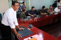 Dahlan Iskan mendapat penjelasan mengenai penemuan obat anti demam berdarah yang diklaim pertama di dunia. Lamhot Aritonang/detikFoto.