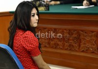 Novi menjalani sidang dengan agenda pembacaan dakwaan.