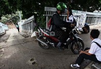 Pengendara sepeda motor tampak nekat melintasi JPO yang seharusnya hanya untuk pejalan kaki.