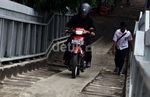 Ketika Hak Pejalan Kaki di JPO Dicuri Pemotor