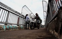 Akibat perilaku tidak tertib ini, pejalan kaki harus menepi di jalurnya sendiri.