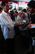 Jokowi Bagikan KJS di Puskesmas Koja