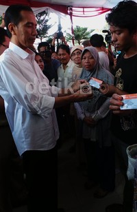 Jokowi tampak didampingi Kepala Dinas Kesehatan DKI Dien Emmawati. Sebelum menyerahkan KJS berchip, Jokowi sempat melakukan pengecekan sistem pelayanan di puskesmas tersebut.