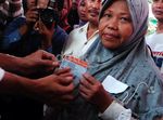 Jokowi Bagikan KJS di Puskesmas Koja