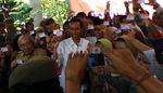Jokowi Bagikan KJS di Puskesmas Koja