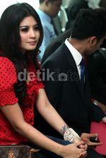 Tunggu Sidang, Novi Amilia Curi Perhatian
