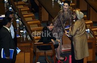 Venna Melinda tampil modis dengan busana serba hitam dan sepatu bergaris merah.