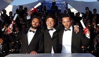 Penghargaan Special Mention diberikan kepada sutradara Adriano Valerio (kiri) lewat film '37°4 S' dan film 'Whale Valley' yang disutradari oleh Gudmundur Arnar Gudmundsson (kanan). REUTERS/Jean-Paul Pelissier.