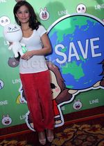 Agnes Monica & Boneka LINE