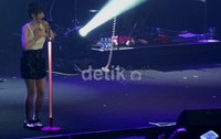 'This Kiss' menjadi lagu pembuka pada malam itu.