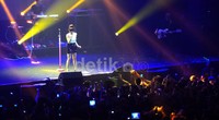 Ia tak henti-hentinya melompat-lompat, bergoyang, tertawa, berlari-lari kecil saat di atas panggung.