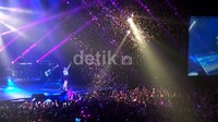 Carly menutup penampilannya dengan hits-nya 'Call Me Maybe'.