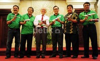 CEO Citilink (3 dari kanan) bersama para stakeholder dunia penerbangan berfoto bersama. Citilink menyatakan akan terus melakukan penetrasi pasar, salah satunya manambah jumlah pesawat baru jenis Airbus A320, 10 unit pertahun.