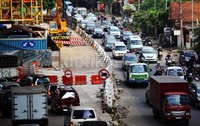 Kemacetan terjadi di salah satu ruas jalan di Jakarta, Selasa (28/5/2013).