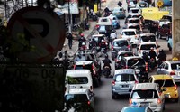 Kepadatan lalu lintas terjadi di salah satu ruas jalan di Jakarta. Menurut Direktur Utama PT MRT Jakarta Dono Boestami, kerugian akibat kemaceran lalu lintas sekitar Rp 12,8 triliun.