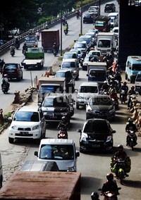 Arus lalu lintas di salah satu ruas jalan di Jakarta padat merayap. Menurut Direktur Utama PT MRT Jakarta Dono Boestami, perbaikan sistem transportasi merupakan sebuah keharusan. Karena jika tidak, kemacetan ini bisa terus berlangsung, dan kerugian pun akan semakin melambung tinggi.