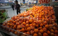 Meski telah dibatasi, buah asal China masih mendominasi pasar lokal seperti terlihat di salah satu pusat perbelanjaan di Jakarta, Selasa (28/5/2013).