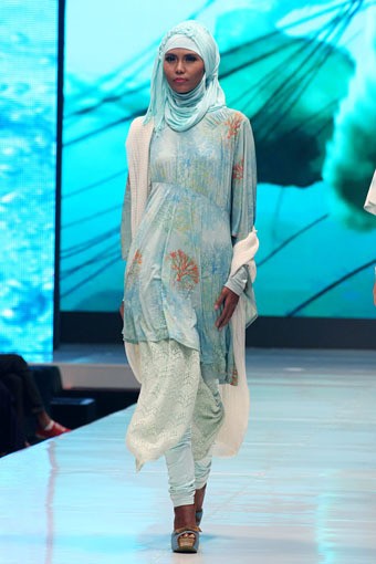 Jakarta, Indonesia - 17 Mei. Chrysaora by Jeny Tjahyawati. Moeslim Wear. Jakarta Fashion & Food Festival 2013 at Grand Ballroom Harris Hotel. Kelapa Gading. 17 Mei 2013. Jakarta. [Foto: Mohammad Abduh/Wolipop]