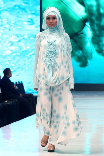 Jakarta, Indonesia - 17 Mei. Chrysaora by Jeny Tjahyawati. Moeslim Wear. Jakarta Fashion & Food Festival 2013 at Grand Ballroom Harris Hotel. Kelapa Gading. 17 Mei 2013. Jakarta. [Foto: Mohammad Abduh/Wolipop]