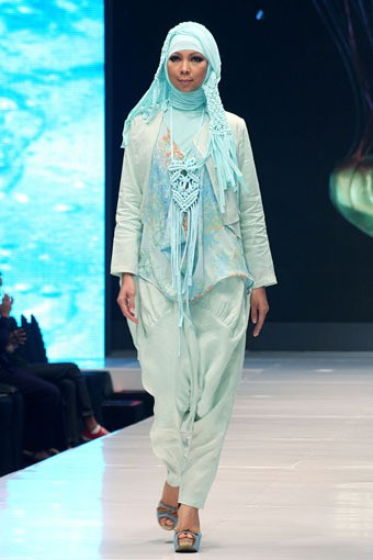 Jakarta, Indonesia - 17 Mei. Chrysaora by Jeny Tjahyawati. Moeslim Wear. Jakarta Fashion & Food Festival 2013 at Grand Ballroom Harris Hotel. Kelapa Gading. 17 Mei 2013. Jakarta. [Foto: Mohammad Abduh/Wolipop]