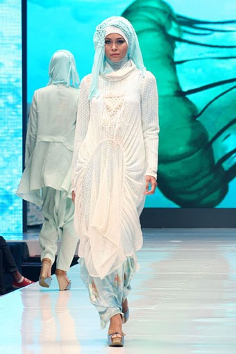 Jakarta, Indonesia - 17 Mei. Chrysaora by Jeny Tjahyawati. Moeslim Wear. Jakarta Fashion & Food Festival 2013 at Grand Ballroom Harris Hotel. Kelapa Gading. 17 Mei 2013. Jakarta. [Foto: Mohammad Abduh/Wolipop]