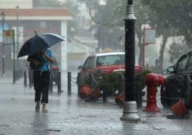 Malam Ini Jakarta Dilanda Hujan Deras, Petir dan Angin Kencang