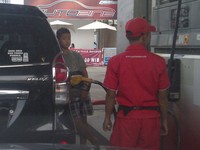 Anak tersebut terlihat menyetir mobil Avanza. Ada orang dewasa di sampingnya. (Foto Pangestu).