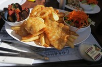 Yang paling khas dari Australia adalah fish and chips. Inilah fillet ikan goreng tepung yang dimakan bersama kentang goreng. Simpel, tapi rasanya bikin ketagihan! Setiap kota di Australia, pasti memiliki tempat makan fish and chips andalan (Fitraya/detikTravel)