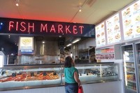 Di Kota Fremantle, ada banyak restoran yang menjual fish and chips. Saya mencoba fish and chips di Kailis yang ada di kawasan di Fremantle Fishing Boat Harbour, Sabtu (11/5/2013) lalu (Fitraya/detikTravel)