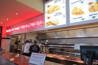 Pilihan menu di Kailis ada macam-macam yang gambarnya terpajang di dinding. Ada aneka variasi seafood dan juga aneka variasi fish and chips. Fish and chips standar dijual AUD 9,95 (Rp 100.000) (Fitraya/detikTravel)