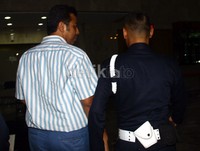 Zaky dikawal petugas KPK saat masuk ke gedung KPK, Jakarta. Lamhot Aritonang/detikFoto.