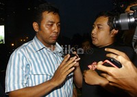 Tak ada kata yang terucap dari Zaki yang mengenakan kemeja bergaris biru saat tiba di KPK. Lamhot Aritonang/detikFoto.