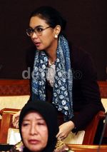 Gaya Inggrid Kansil di Raker