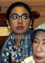 Gaya Inggrid Kansil di Raker