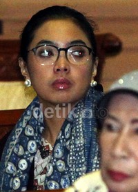 Kacamata melengkapi gaya Inggrid.