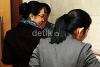 Inggrid memasuki ruang rapat Komisi VIII di gedung DPR, Jakarta.